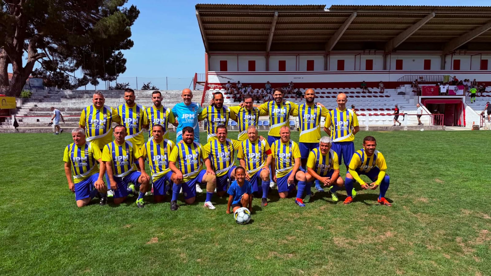 Equipa da UD Lorvanense Veteranos no relvado